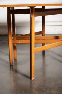 thonier, chaise bistrot, commode vintage, commode jiroutek, rotin vintage, bibliothèque vintage, fauteuil boomerang, meuble de campagne