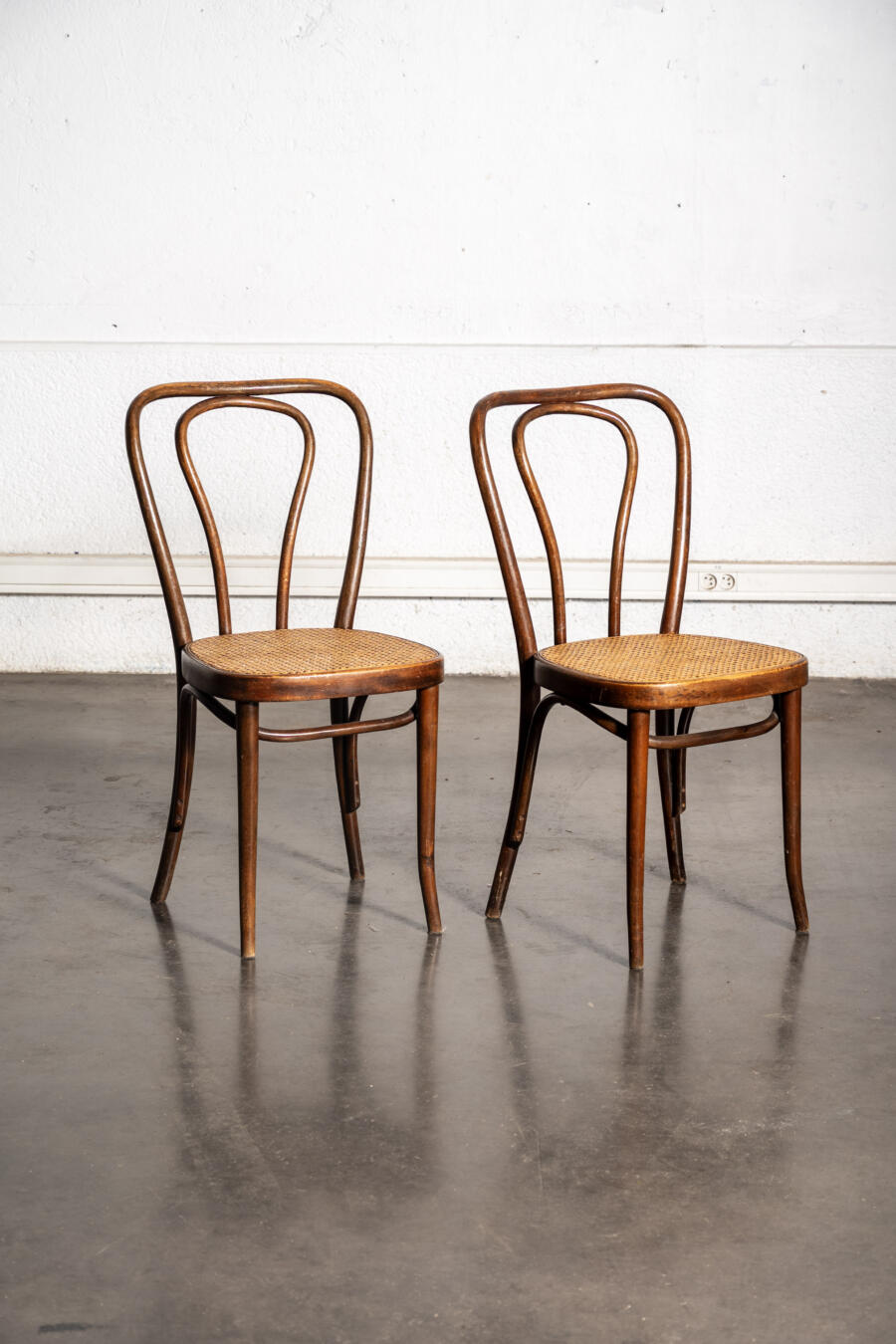 thonier, chaise bistrot, commode vintage, commode jiroutek, rotin vintage, bibliothèque vintage, fauteuil boomerang, meuble de campagne