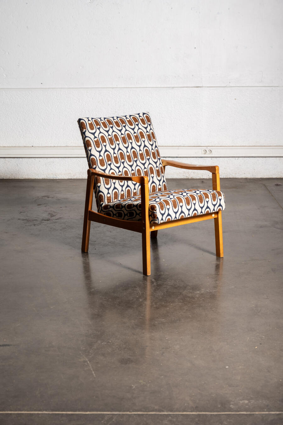 thonier, chaise bistrot, commode vintage, commode jiroutek, rotin vintage, bibliothèque vintage, fauteuil boomerang, meuble de campagne