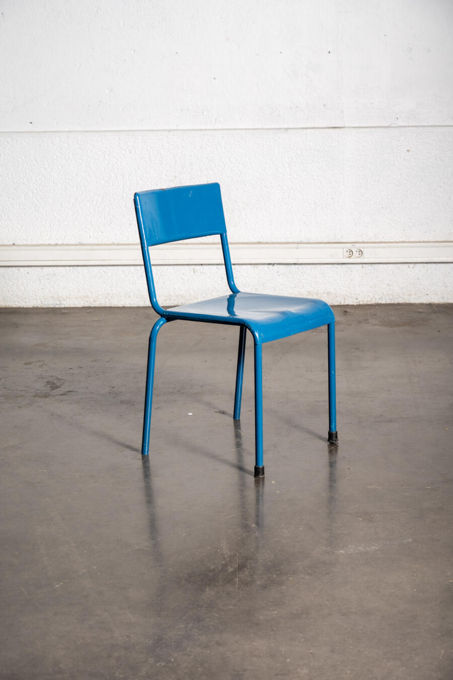 thonier, chaise bistrot, commode vintage, commode jiroutek, rotin vintage, bibliothèque vintage, fauteuil boomerang, meuble de campagne