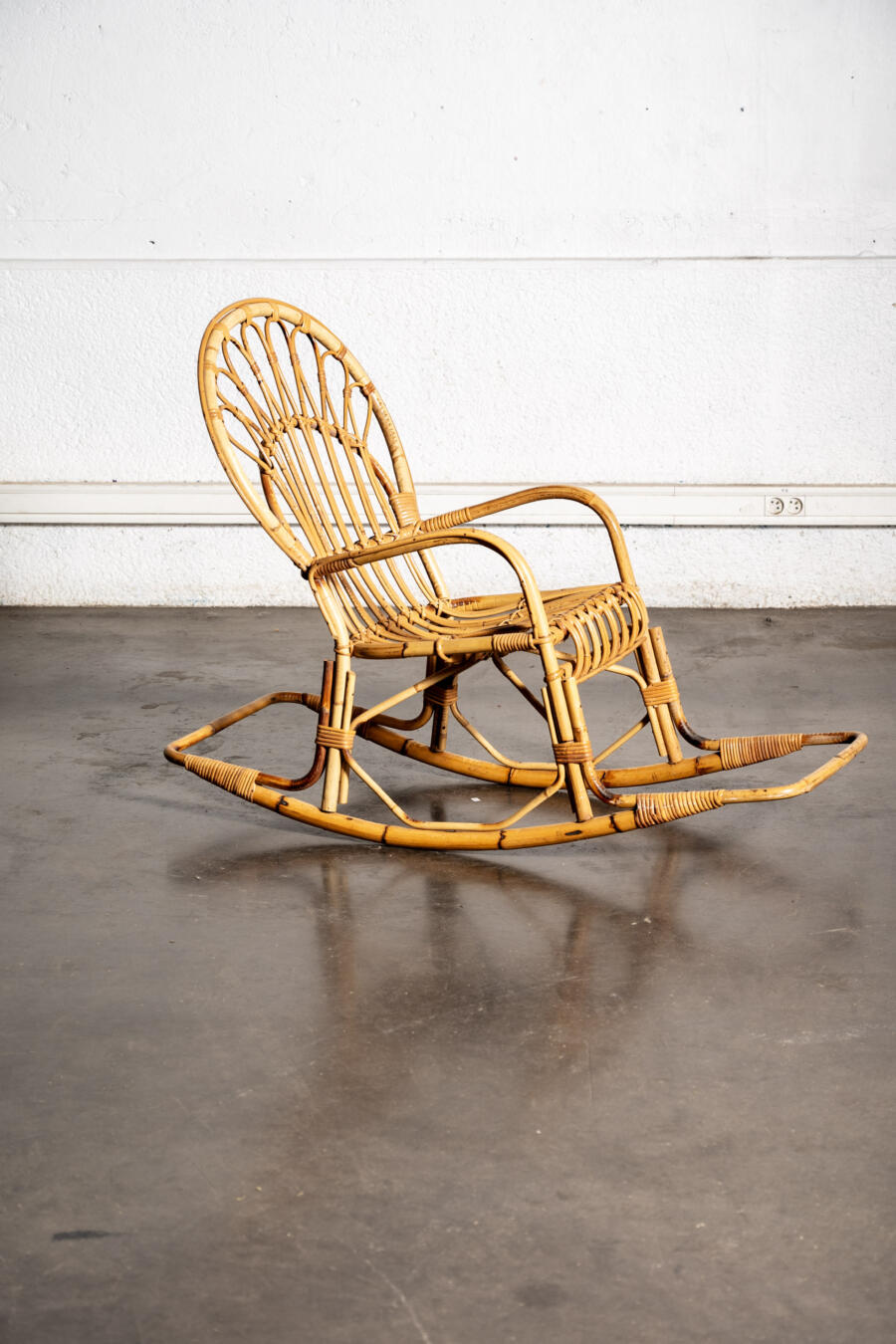 thonier, chaise bistrot, commode vintage, commode jiroutek, rotin vintage, bibliothèque vintage, fauteuil boomerang, meuble de campagne