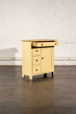 commode jiroutek, commode vintage, enfilade mézulanik, lampe vintage, armoire vintage, bibliothèque Italienne, rotin vintage