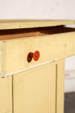 commode jiroutek, commode vintage, enfilade mézulanik, lampe vintage, armoire vintage, bibliothèque Italienne, rotin vintage
