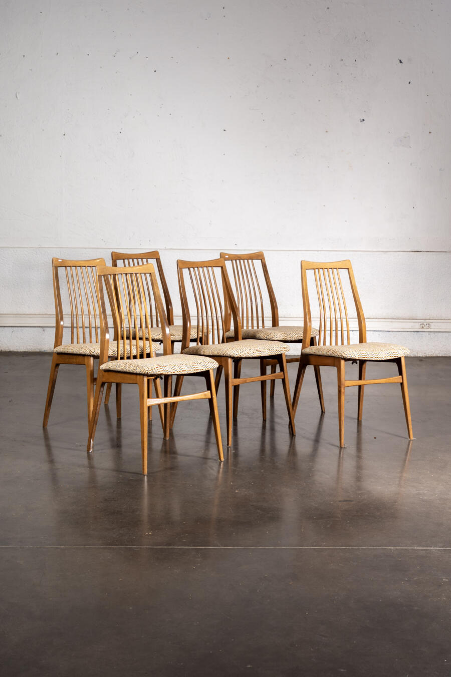 fauteuil boomerang, commode jiroutek, paravent en rotin, bibliothèque italienne, enfilade, table en teck, chaise vintage