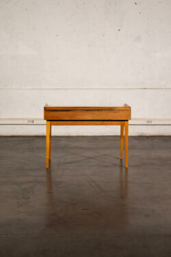 commode jiroutek, commode vintage, enfilade mézulanik, lampe vintage, armoire vintage, bibliothèque Italienne, rotin vintage