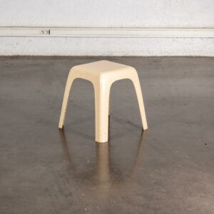 fauteuil boomerang, commode jiroutek, paravent en rotin, bibliothèque italienne, enfilade, table en teck, chaise vintage