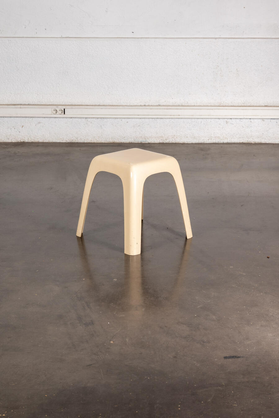 fauteuil boomerang, commode jiroutek, paravent en rotin, bibliothèque italienne, enfilade, table en teck, chaise vintage