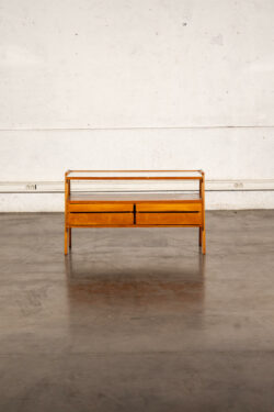 commode jiroutek, commode vintage, enfilade mézulanik, lampe vintage, armoire vintage, bibliothèque Italienne, rotin vintage