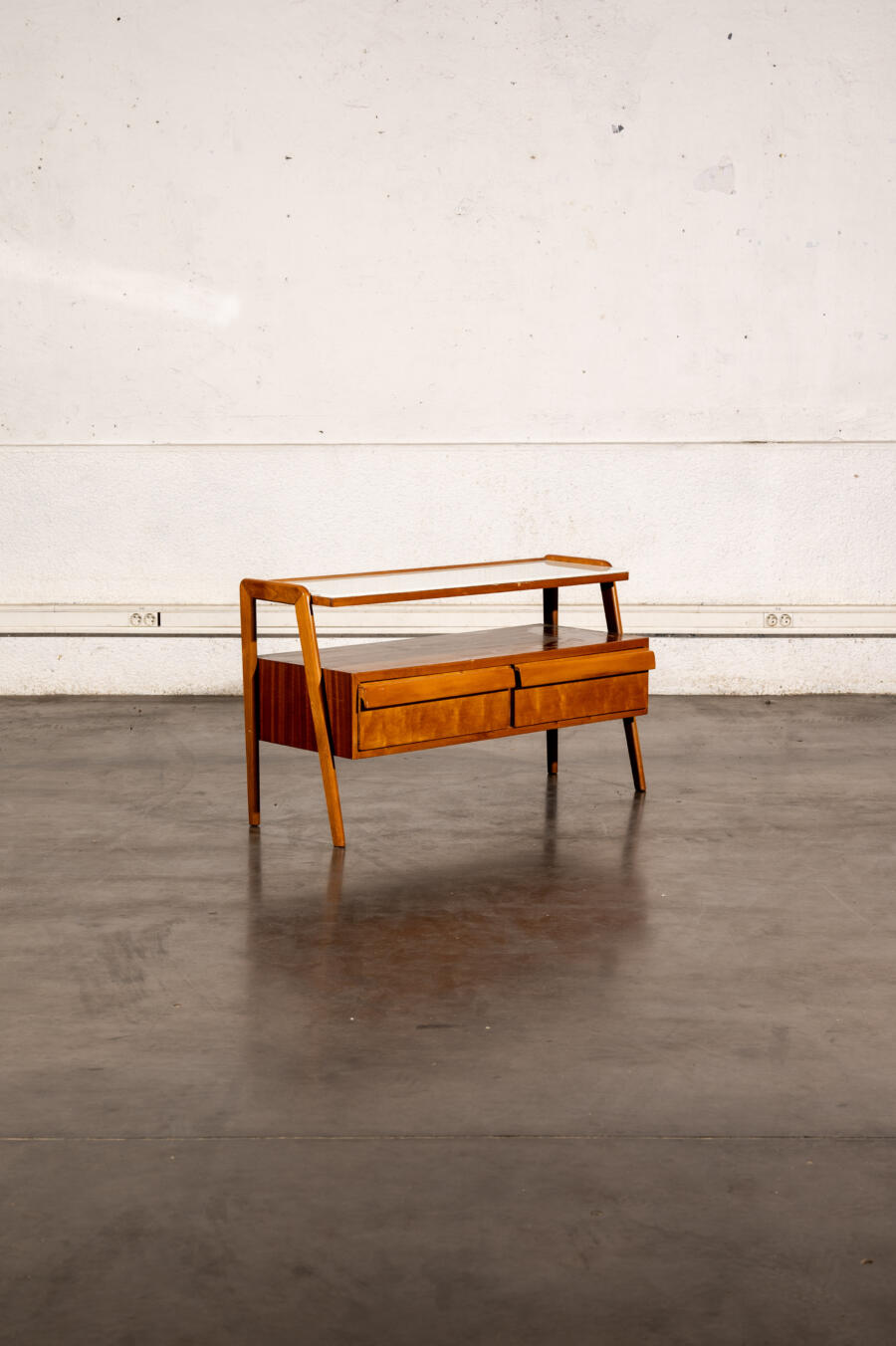 commode jiroutek, commode vintage, enfilade mézulanik, lampe vintage, armoire vintage, bibliothèque Italienne, rotin vintage