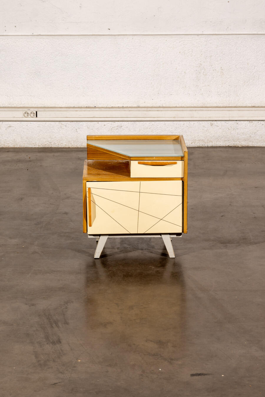 commode jiroutek, commode vintage, enfilade mézulanik, lampe vintage, armoire vintage, bibliothèque Italienne, rotin vintage