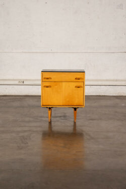 commode jiroutek, commode vintage, enfilade mézulanik, lampe vintage, armoire vintage, bibliothèque Italienne, rotin vintage