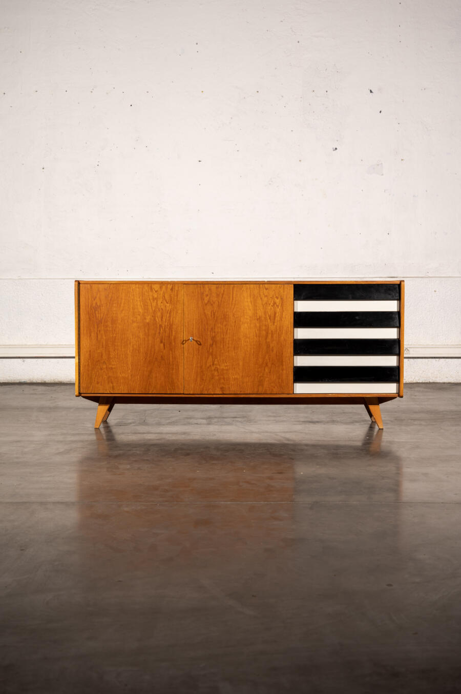 commode jiroutek, commode vintage, enfilade mézulanik, lampe vintage, armoire vintage, bibliothèque Italienne, rotin vintage