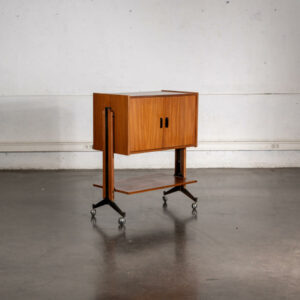 table en teck vintage, fauteuil boomerang, chiffonnier de campagne, enfilade, chaise bistrot, meuble de métier, vaisselle ancienne, rotin vintage