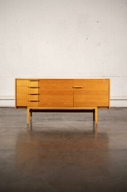 commode jiroutek, commode vintage, enfilade mézulanik, lampe vintage, armoire vintage, bibliothèque Italienne, rotin vintage