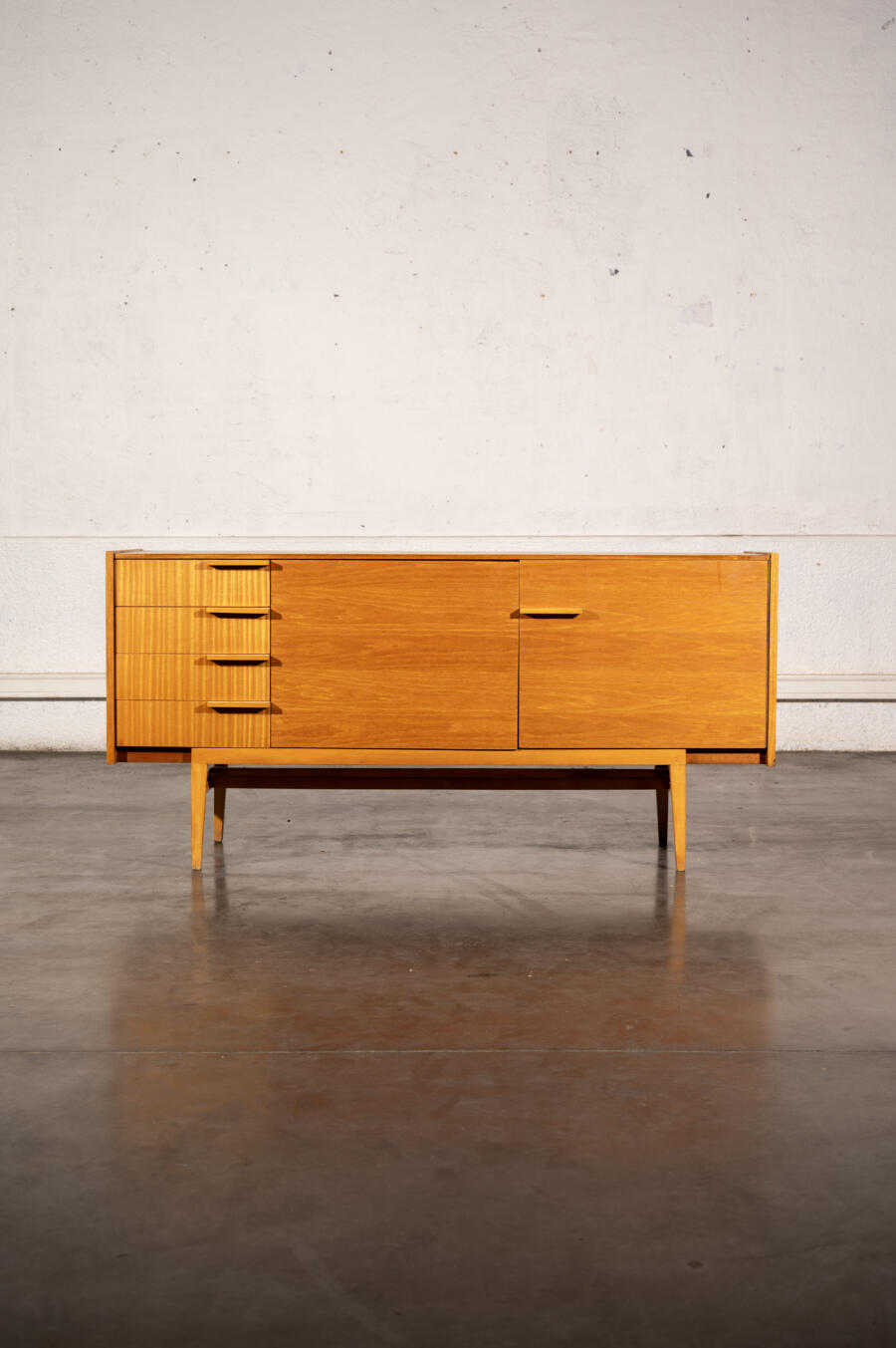 commode jiroutek, commode vintage, enfilade mézulanik, lampe vintage, armoire vintage, bibliothèque Italienne, rotin vintage