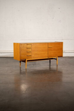 commode jiroutek, commode vintage, enfilade mézulanik, lampe vintage, armoire vintage, bibliothèque Italienne, rotin vintage