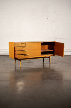 commode jiroutek, commode vintage, enfilade mézulanik, lampe vintage, armoire vintage, bibliothèque Italienne, rotin vintage