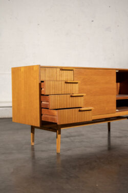commode jiroutek, commode vintage, enfilade mézulanik, lampe vintage, armoire vintage, bibliothèque Italienne, rotin vintage