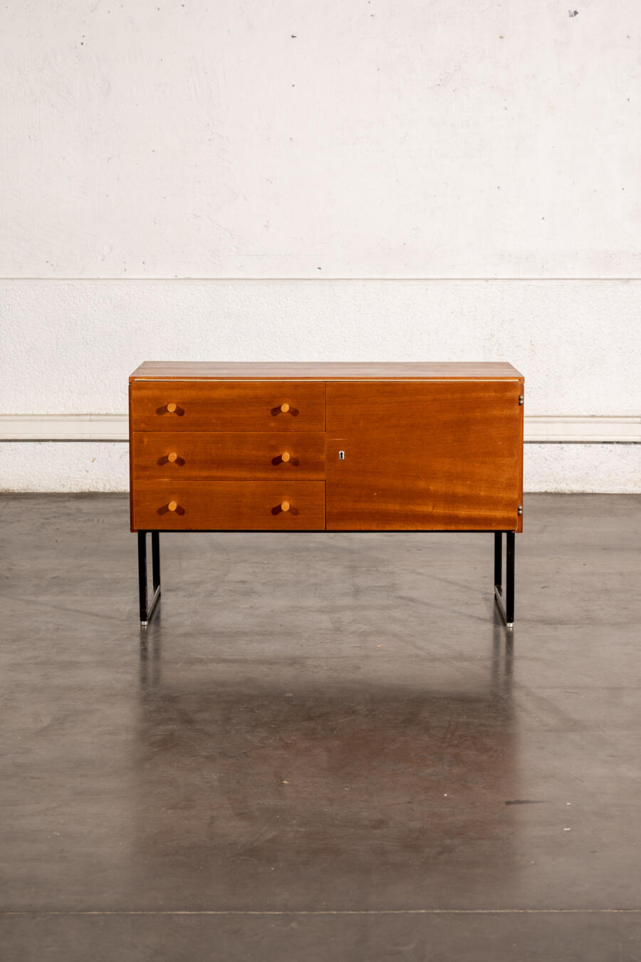 commode jiroutek, commode vintage, enfilade mézulanik, lampe vintage, armoire vintage, bibliothèque Italienne, rotin vintage