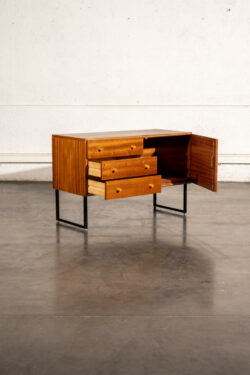 commode jiroutek, commode vintage, enfilade mézulanik, lampe vintage, armoire vintage, bibliothèque Italienne, rotin vintage