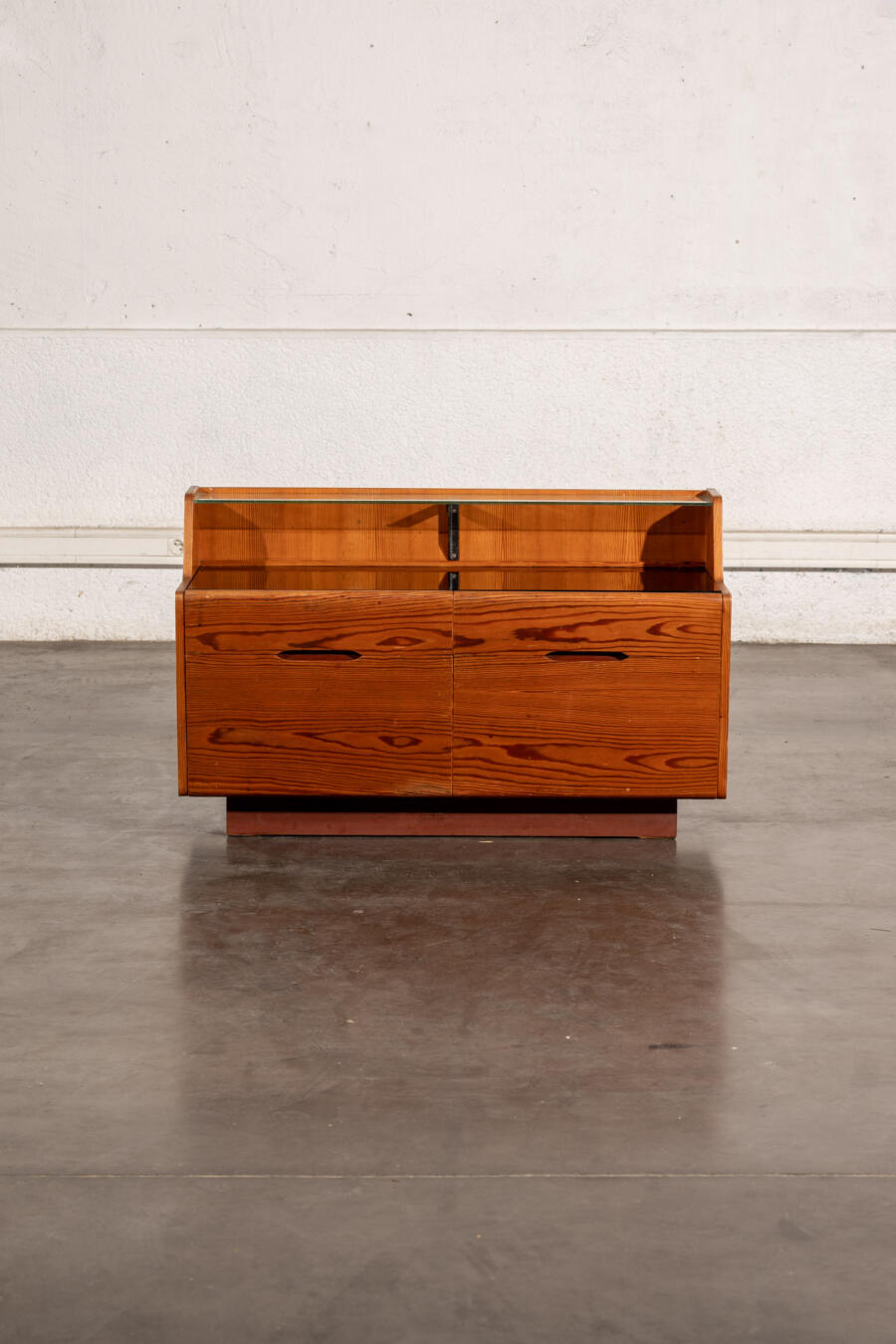 commode jiroutek, commode vintage, enfilade mézulanik, lampe vintage, armoire vintage, bibliothèque Italienne, rotin vintage