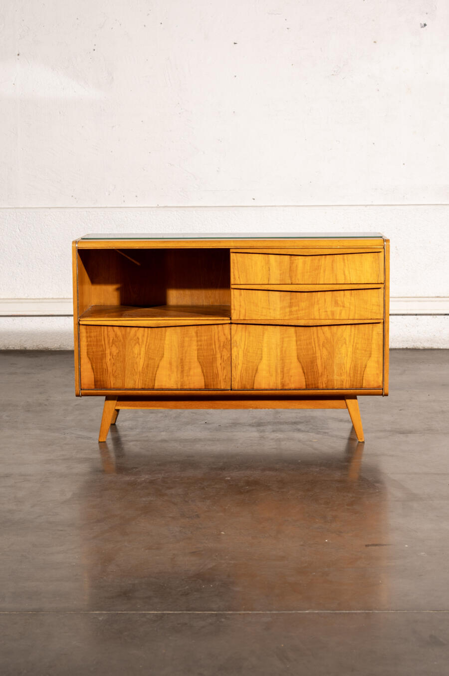 commode jiroutek, commode vintage, enfilade mézulanik, lampe vintage, armoire vintage, bibliothèque Italienne, rotin vintage