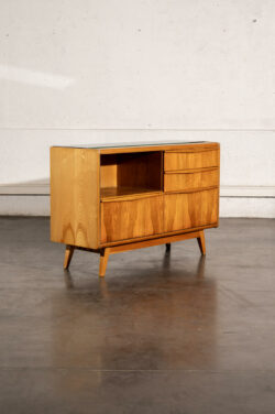 commode jiroutek, commode vintage, enfilade mézulanik, lampe vintage, armoire vintage, bibliothèque Italienne, rotin vintage