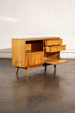 commode jiroutek, commode vintage, enfilade mézulanik, lampe vintage, armoire vintage, bibliothèque Italienne, rotin vintage