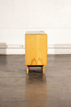 commode jiroutek, commode vintage, enfilade mézulanik, lampe vintage, armoire vintage, bibliothèque Italienne, rotin vintage