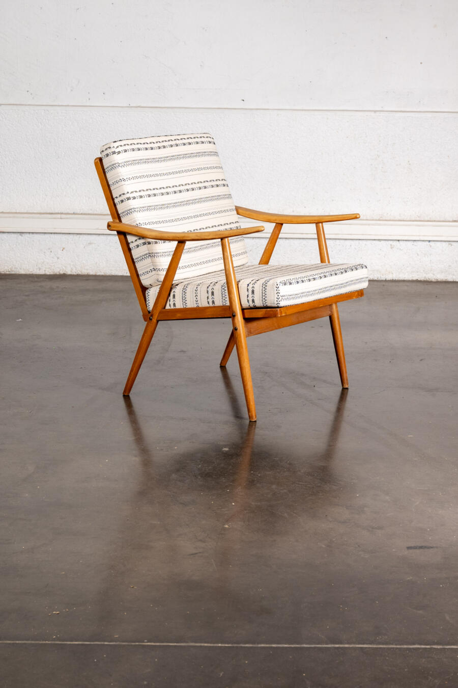 fauteuil boomerang, commode jiroutek, paravent en rotin, bibliothèque italienne, enfilade, table en teck, chaise vintage