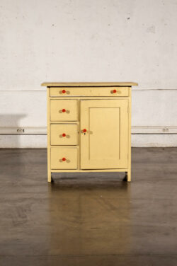 commode jiroutek, commode vintage, enfilade mézulanik, lampe vintage, armoire vintage, bibliothèque Italienne, rotin vintage