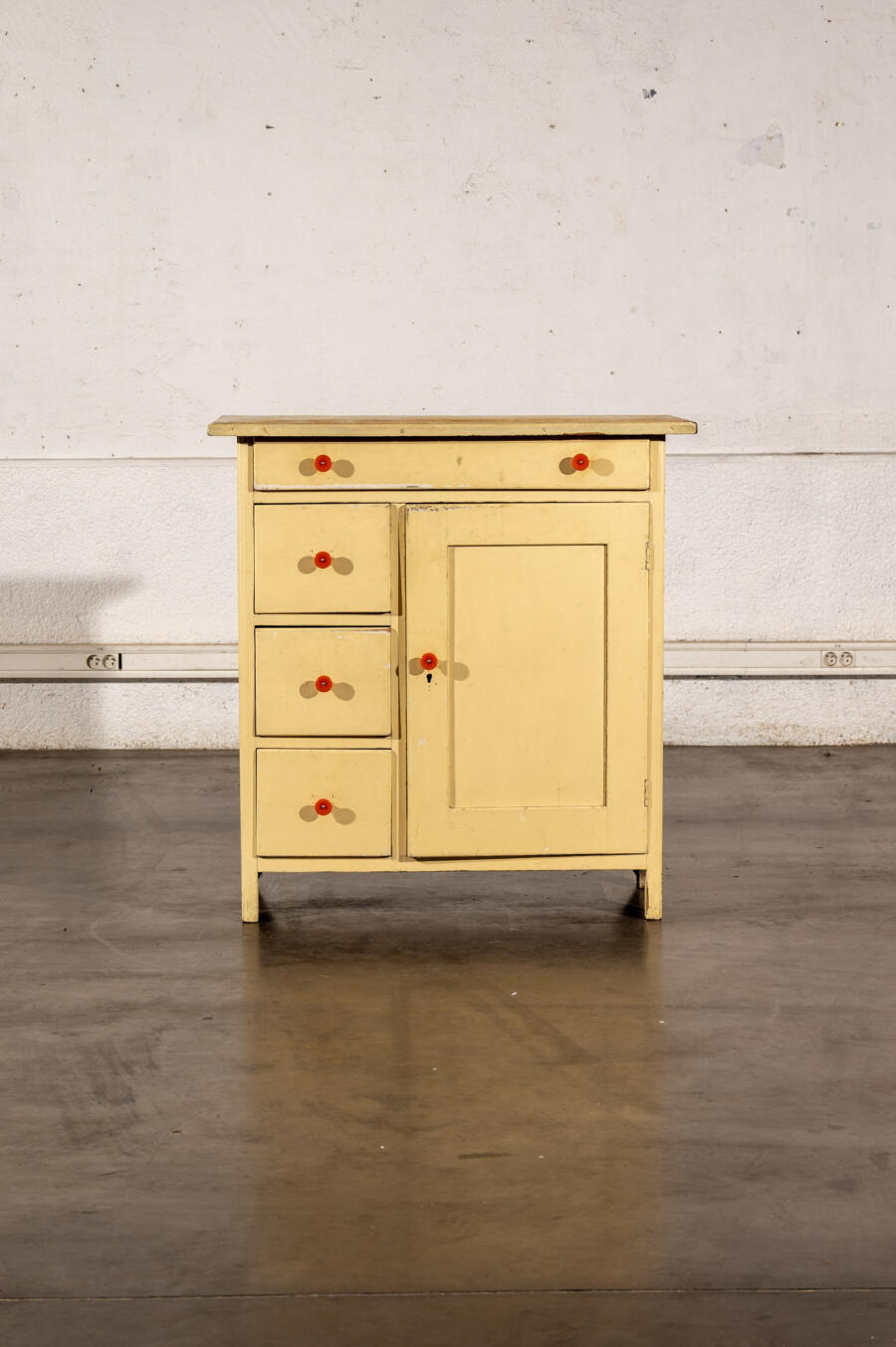 commode jiroutek, commode vintage, enfilade mézulanik, lampe vintage, armoire vintage, bibliothèque Italienne, rotin vintage