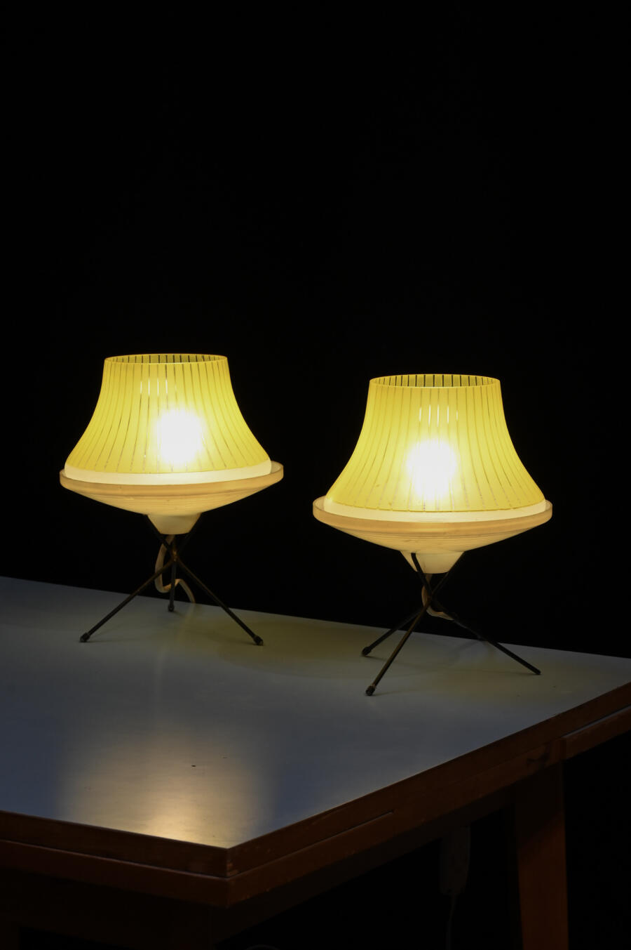 lampe tchèque, vaisselle ancienne, commode jiroutek, enfilade anglaise, table vintage, commode vintage, rotin vintage