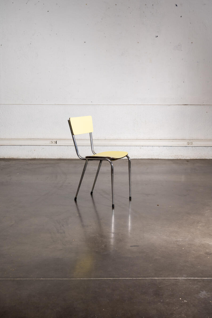 fauteuil boomerang, commode jiroutek, paravent en rotin, bibliothèque italienne, enfilade, table en teck, chaise vintage