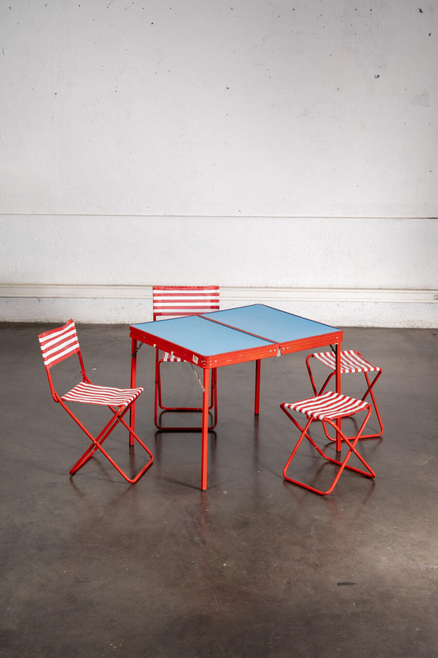 fauteuil boomerang, commode jiroutek, paravent en rotin, bibliothèque italienne, enfilade, table en teck, chaise vintage