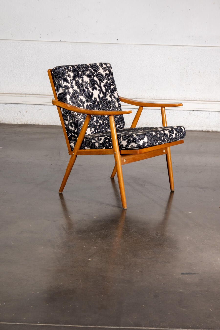 fauteuil boomerang, commode jiroutek, paravent en rotin, bibliothèque italienne, enfilade, table en teck, chaise vintage