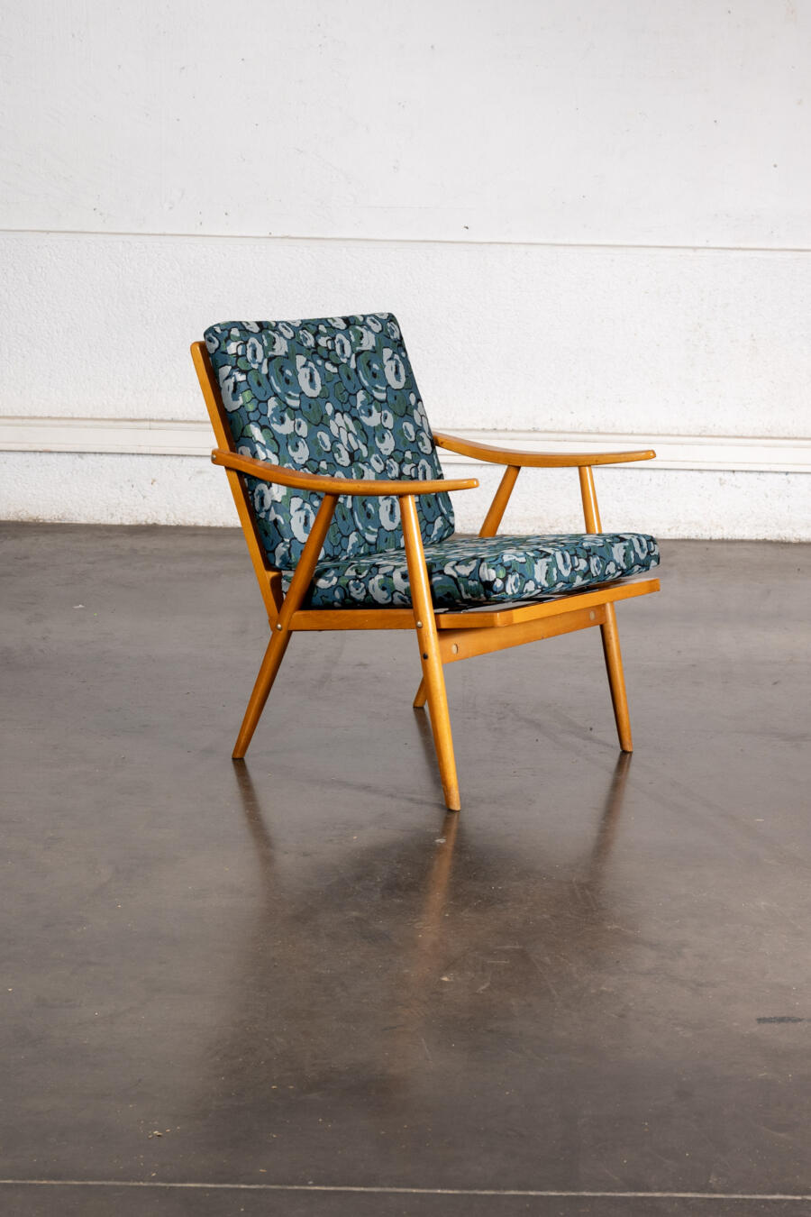 fauteuil boomerang, commode jiroutek, paravent en rotin, bibliothèque italienne, enfilade, table en teck, chaise vintage