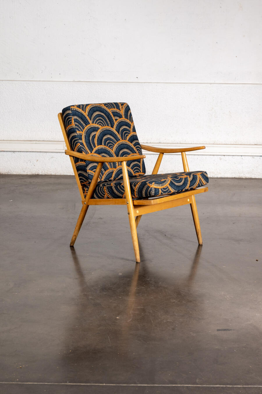 fauteuil boomerang, commode jiroutek, paravent en rotin, bibliothèque italienne, enfilade, table en teck, chaise vintage