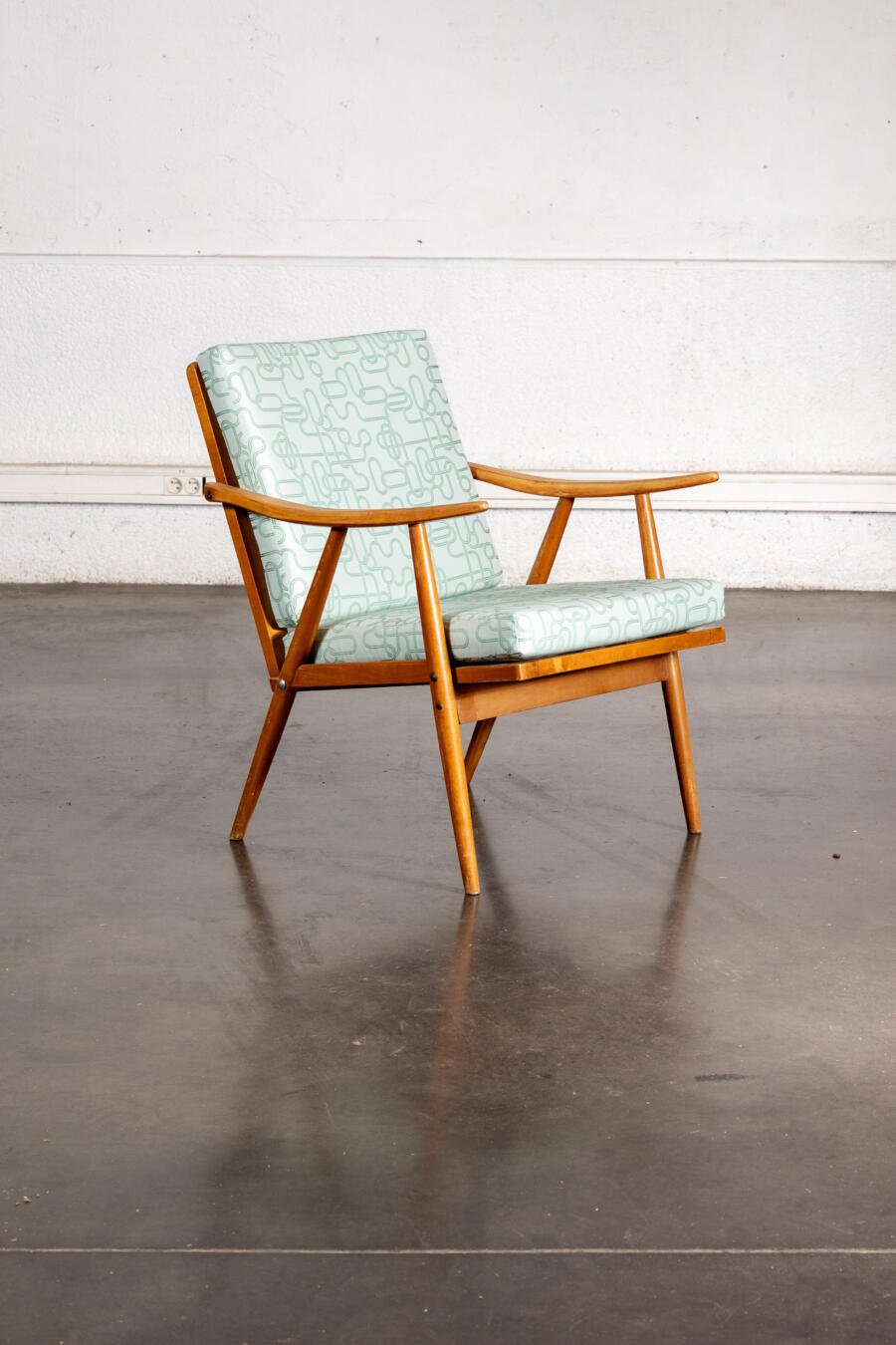 fauteuil boomerang, commode jiroutek, paravent en rotin, bibliothèque italienne, enfilade, table en teck, chaise vintage