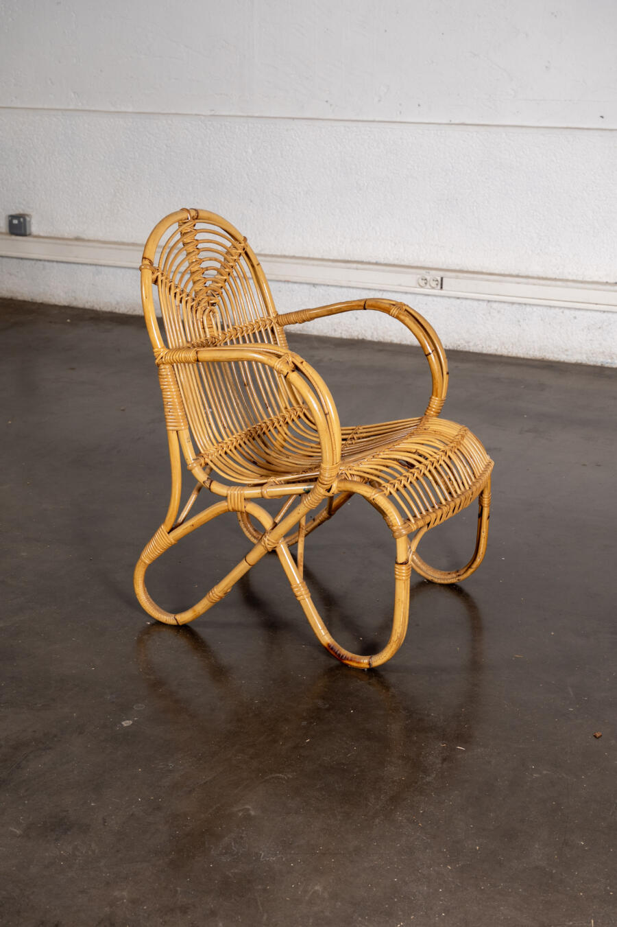 fauteuil boomerang, commode jiroutek, paravent en rotin, bibliothèque italienne, enfilade, table en teck, chaise vintage