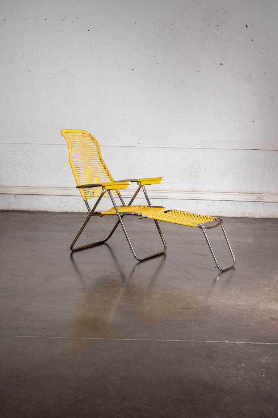 fauteuil boomerang, commode jiroutek, paravent en rotin, bibliothèque italienne, enfilade, table en teck, chaise vintage