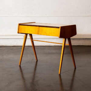 étagère basse , bibliothèque vintage, enfilade, buffet de campagne, vaisselle ancienne, lampe vintage, table de ferme, table vintage, commode vintage, rotin vintage, commode jiroutek, chaise vintage, fauteuil boomerang, chaise ton