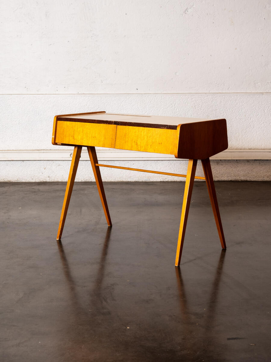 étagère basse , bibliothèque vintage, enfilade, buffet de campagne, vaisselle ancienne, lampe vintage, table de ferme, table vintage, commode vintage, rotin vintage, commode jiroutek, chaise vintage, fauteuil boomerang, chaise ton