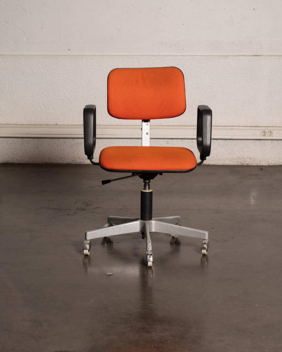 chaise de bureau seventies, vintage, chaise pivotantevintage, commode jiroutek, enfilade vintage, rotin vintage