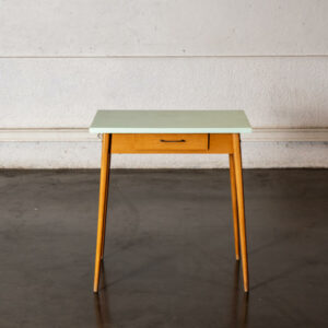 étagère basse , bibliothèque vintage, enfilade, buffet de campagne, vaisselle ancienne, lampe vintage, table de ferme, table vintage, commode vintage, rotin vintage, commode jiroutek, chaise vintage, fauteuil boomerang, chaise ton