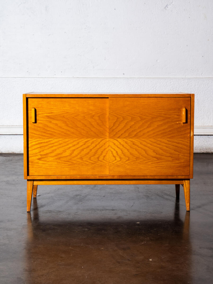 Fauteuil boomerang, enfilade vintage, table de campagne, buffet jiroutek, rotin vintage