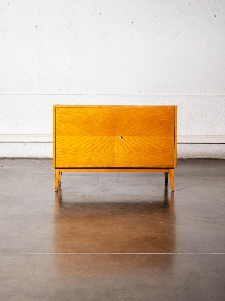 Fauteuil boomerang, enfilade vintage, table de campagne, buffet jiroutek, rotin vintage, chaise Suman, chaise vintage TON, bibliothèque vintage