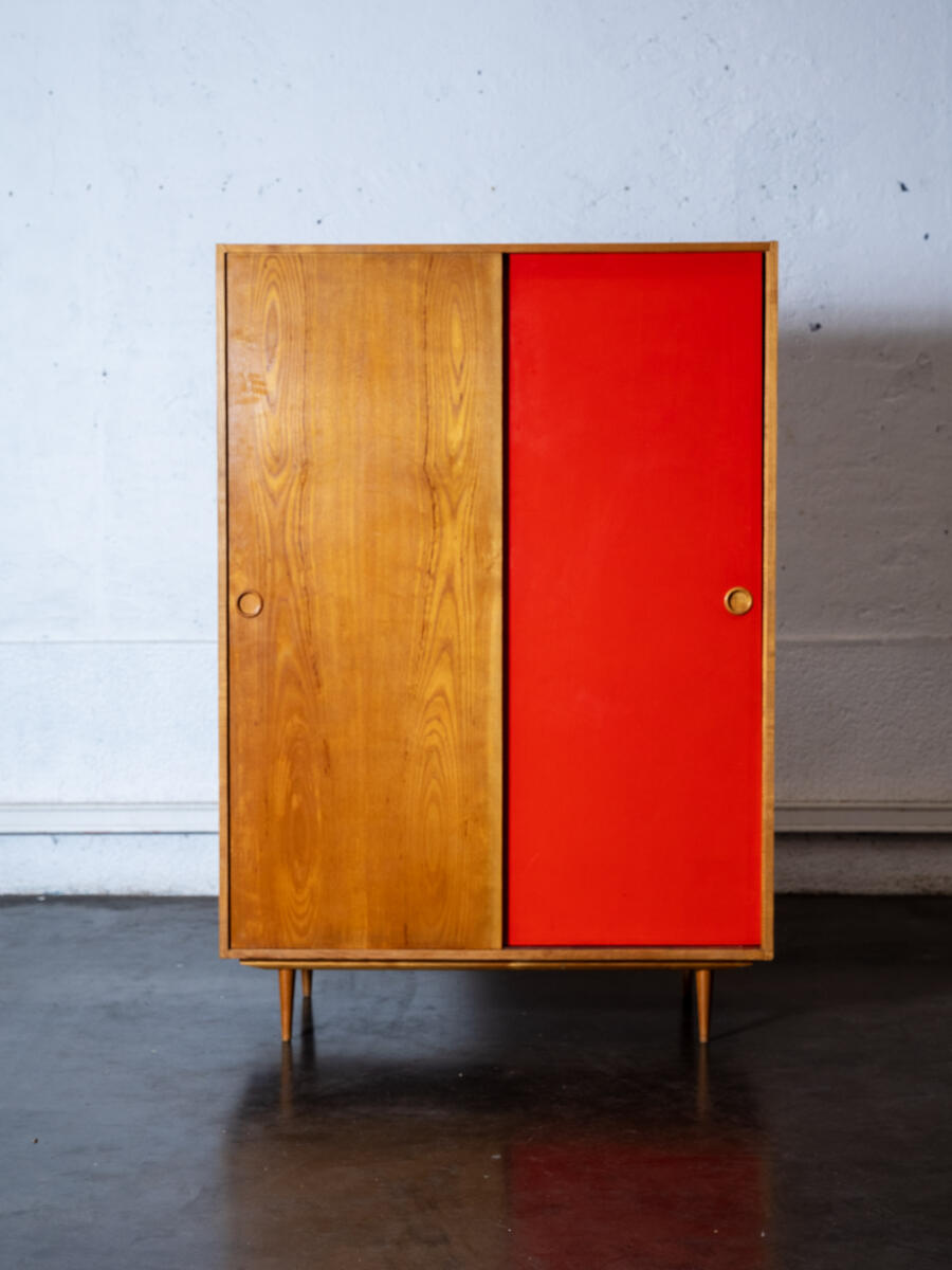 étagère basse , bibliothèque vintage, enfilade, buffet de campagne, vaisselle ancienne, lampe vintage, table de ferme, table vintage, commode vintage, rotin vintage, commode jiroutek, chaise vintage, fauteuil boomerang