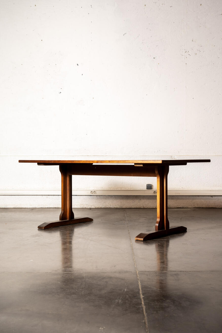 Bibliothèque Italienne, table de ferme, enfilade, rotin vintage, commode pieds compas, chaise bistrot, fauteuil EMU