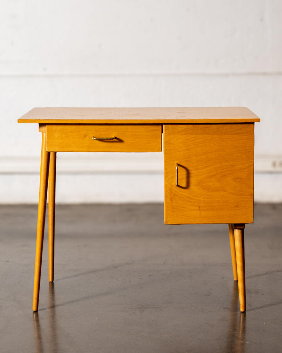 buffet italien, commode Jiroutek, chevet artdéco, chaises suman, chaise bistrot, rotin vintage, bibliothèque vintage, vaisselle ancienne, table de campagne, bureau Baumann